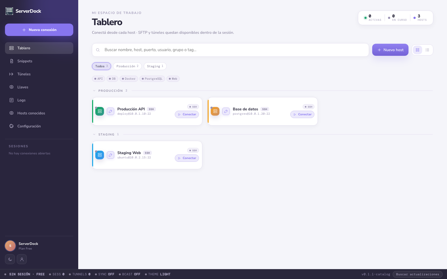 Tablero actual de ServerDock con hosts ficticios agrupados por Producción y Staging